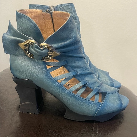 L'Artiste Spring Step Artsy Blue Leather Shooties Unique Booties Womens Size 40 - Picture 2 of 9